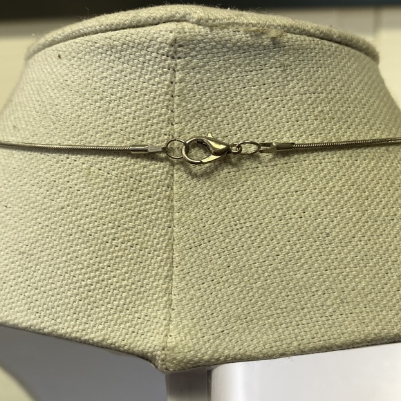 Red faceted glass bead and silvertone bead crystal necklace - Picture 5 of 8